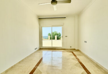 Luxurious Unfurnished apartment with parking space and storage room for long term rental in Urb. San Roque Club