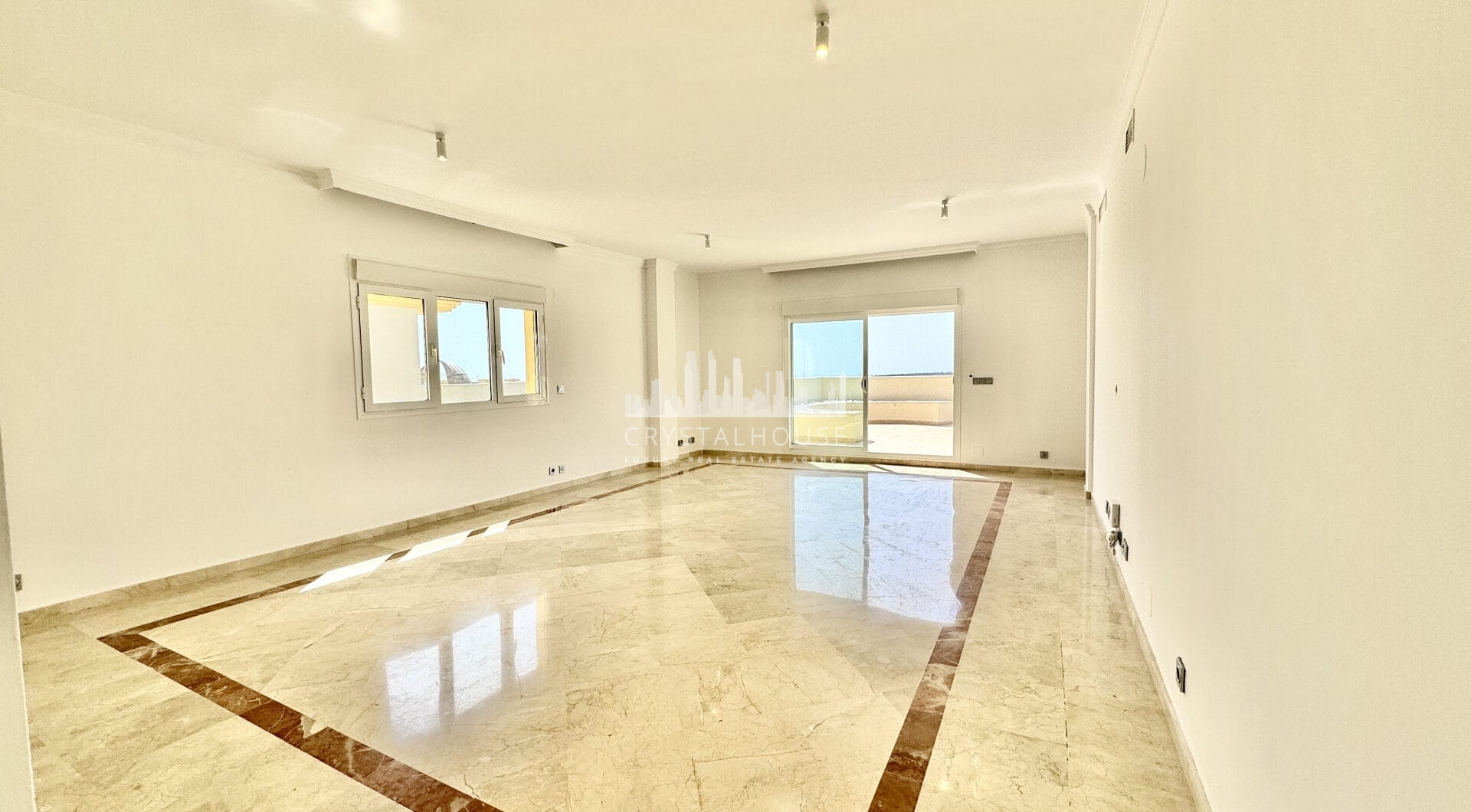 Luxurious Unfurnished apartment with parking space and storage room for long term rental in Urb. San Roque Club