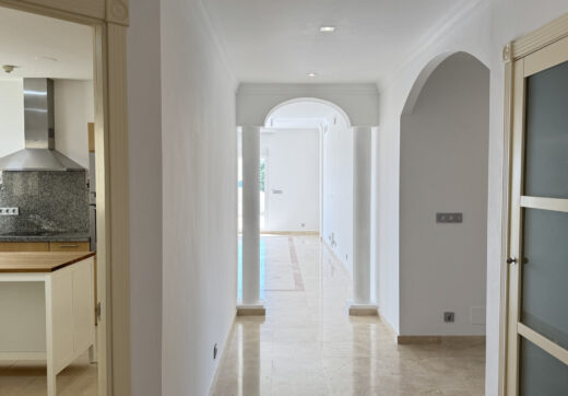 Luxurious Unfurnished apartment with parking space and storage room for long term rental in Urb. San Roque Club