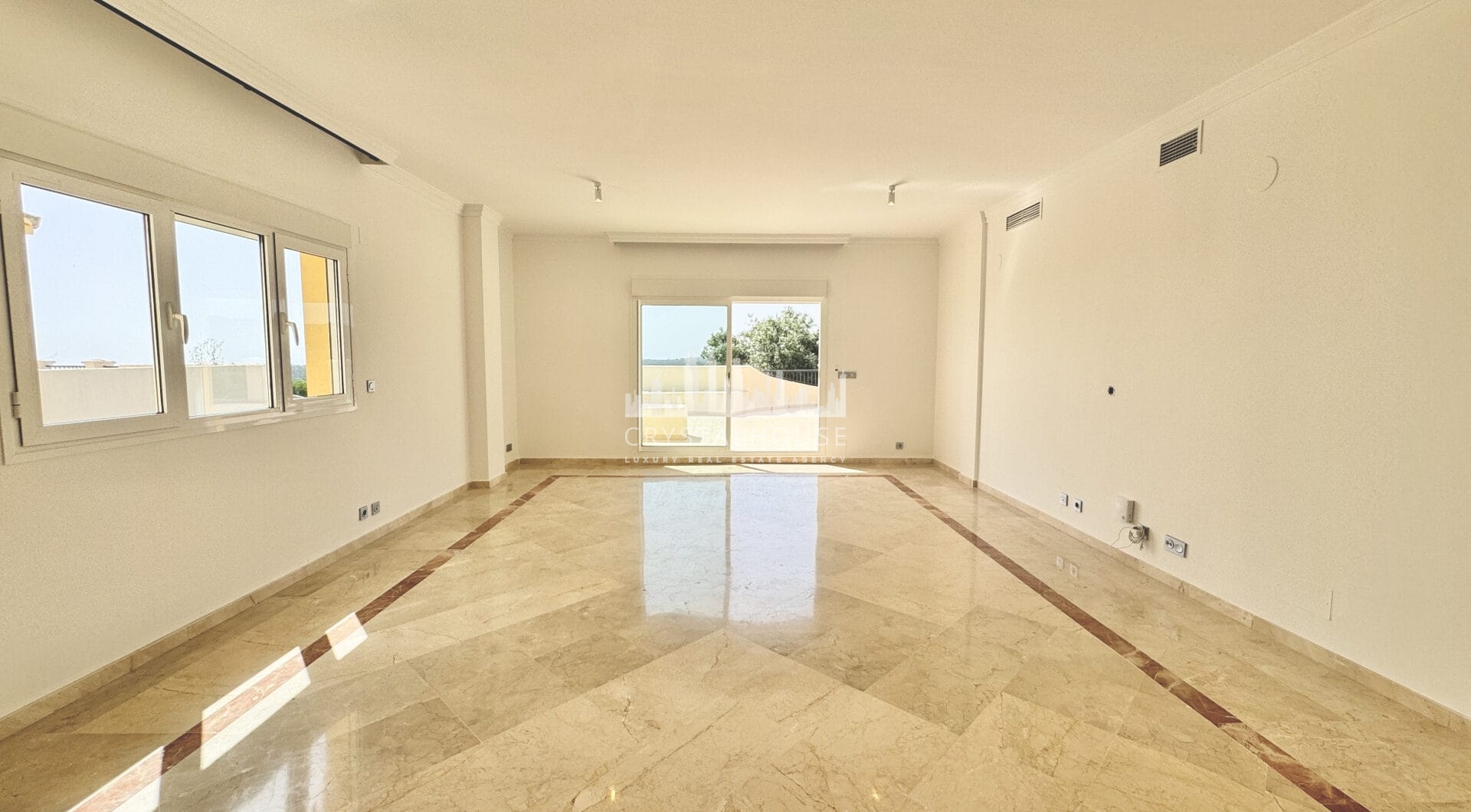 Luxurious Unfurnished apartment with parking space and storage room for long term rental in Urb. San Roque Club