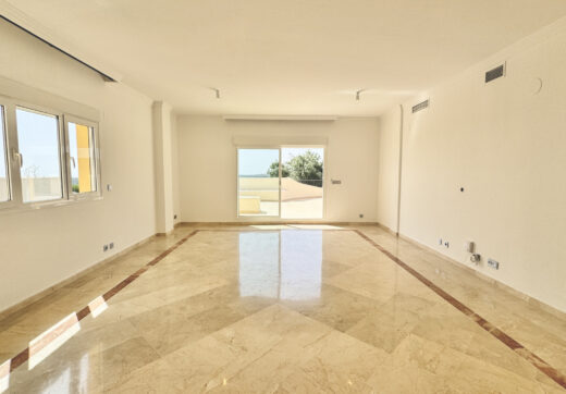 Luxurious Unfurnished apartment with parking space and storage room for long term rental in Urb. San Roque Club