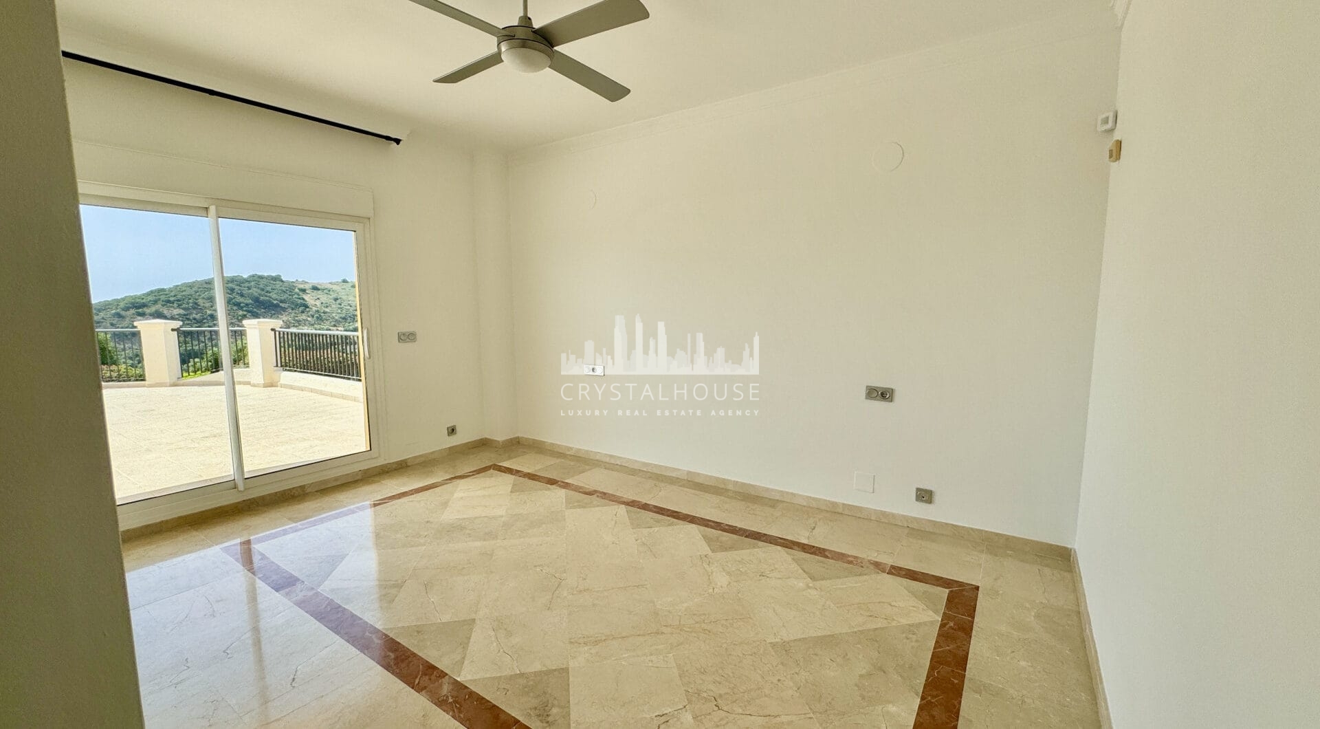 Luxurious Unfurnished apartment with parking space and storage room for long term rental in Urb. San Roque Club