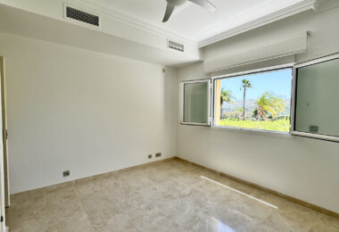 Luxurious Unfurnished apartment with parking space and storage room for long term rental in Urb. San Roque Club