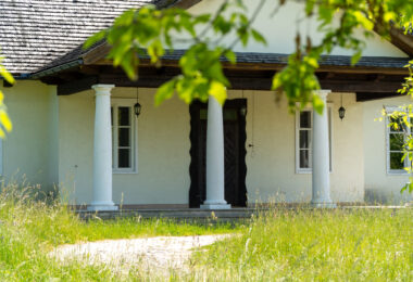 Jedyny tak wyjątkowy dwór pod Warszawą