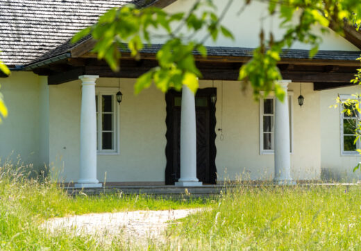 Jedyny tak wyjątkowy dwór pod Warszawą