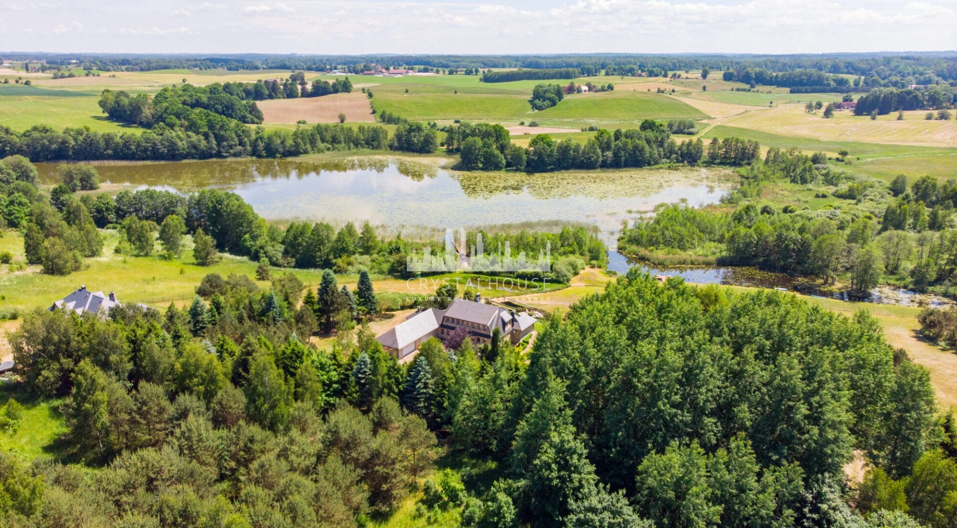 Dom w stylu śródziemnomorskim nad jeziorem Mazury