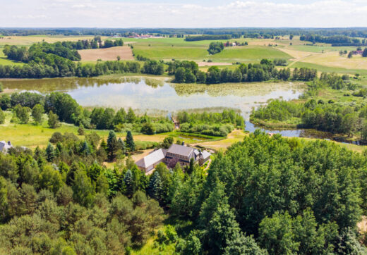 Dom w stylu śródziemnomorskim nad jeziorem Mazury