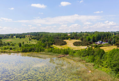 Dom w stylu śródziemnomorskim nad jeziorem Mazury