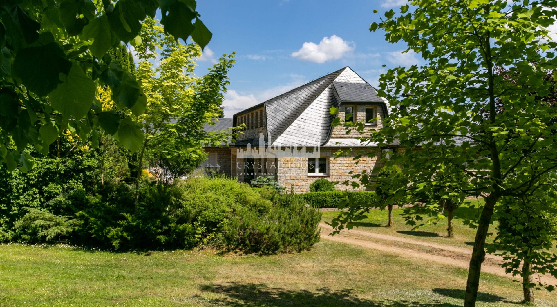 Dom w stylu śródziemnomorskim nad jeziorem Mazury