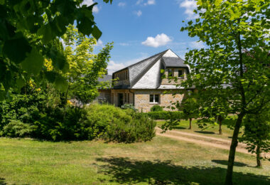 Dom w stylu śródziemnomorskim nad jeziorem Mazury