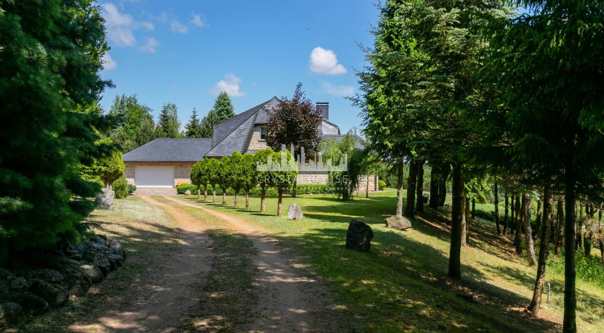 Dom w stylu śródziemnomorskim nad jeziorem Mazury