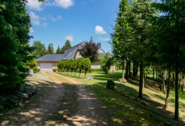 Dom w stylu śródziemnomorskim nad jeziorem Mazury