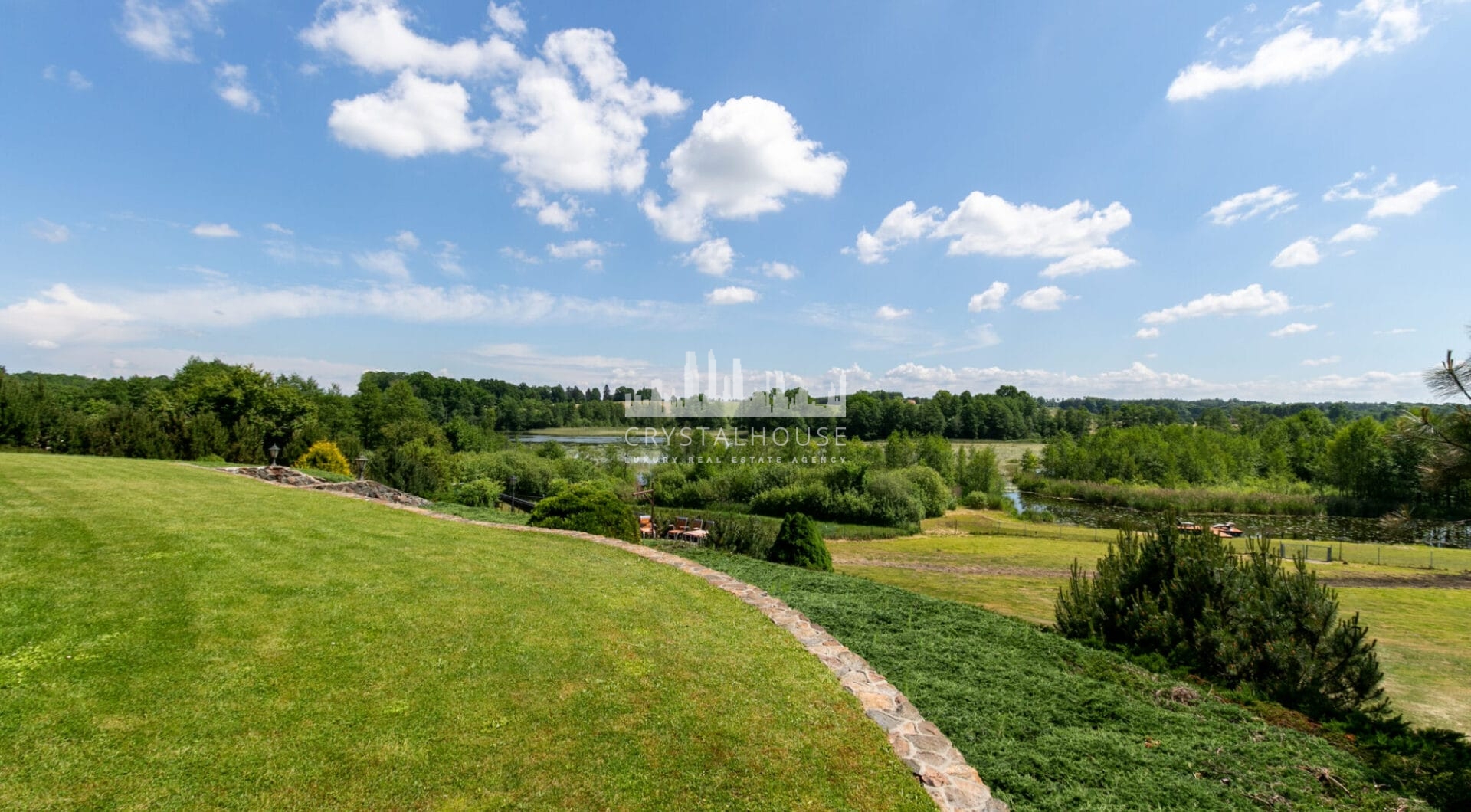 Dom w stylu śródziemnomorskim nad jeziorem Mazury