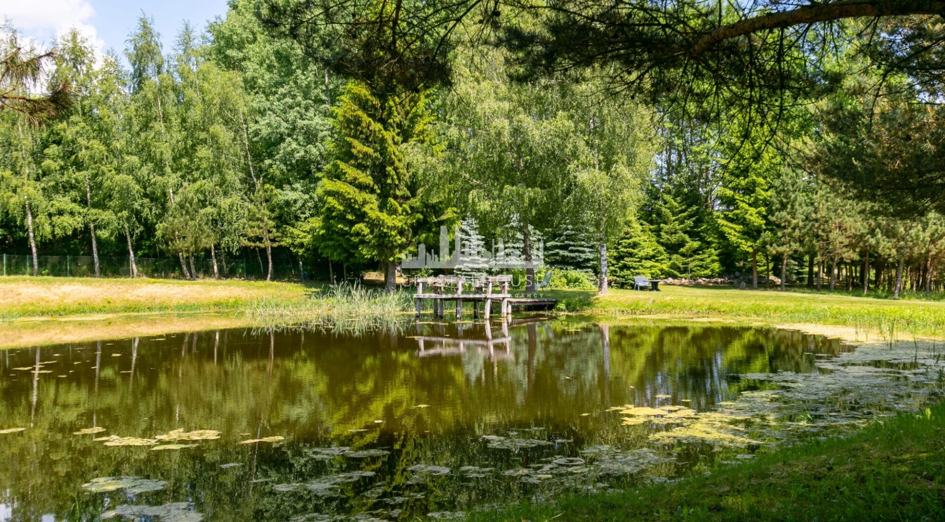 Dom w stylu śródziemnomorskim nad jeziorem Mazury