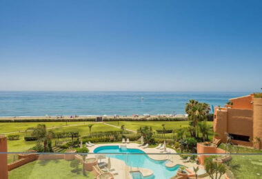 Luksusowy Dwupoziomowy Penthouse z Bezpośrednim Dostępem do Plaży w Los Monteros Playa, Marbella