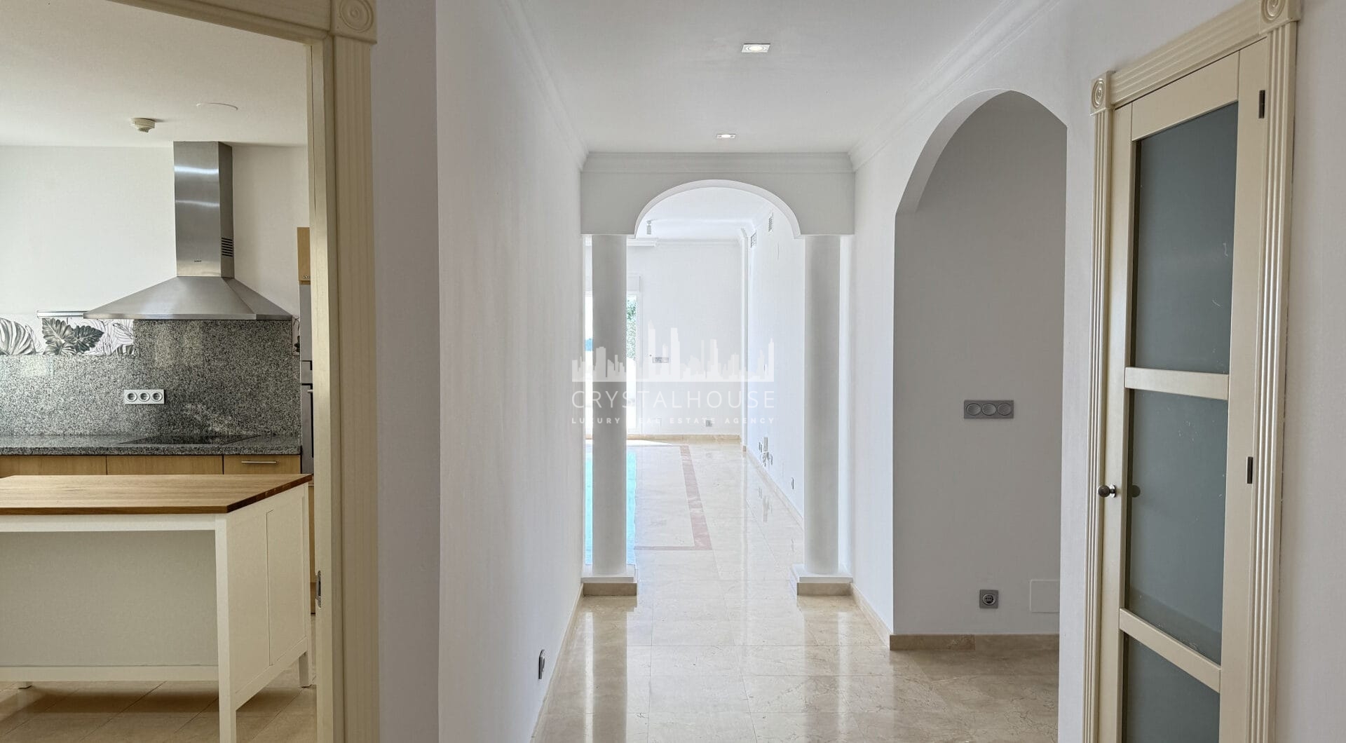 Luxurious Unfurnished apartment with parking space and storage room for long term rental in Urb. San Roque Club