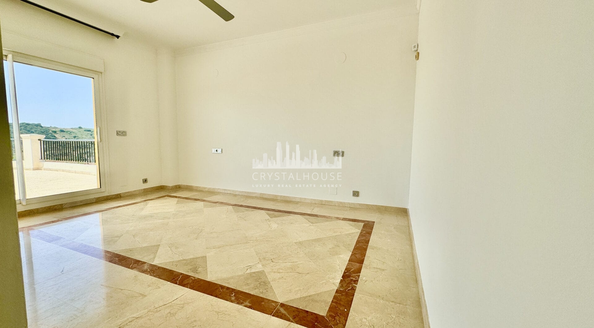 Luxurious Unfurnished apartment with parking space and storage room for long term rental in Urb. San Roque Club