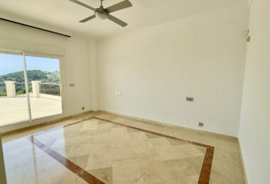 Luxurious Unfurnished apartment with parking space and storage room for long term rental in Urb. San Roque Club