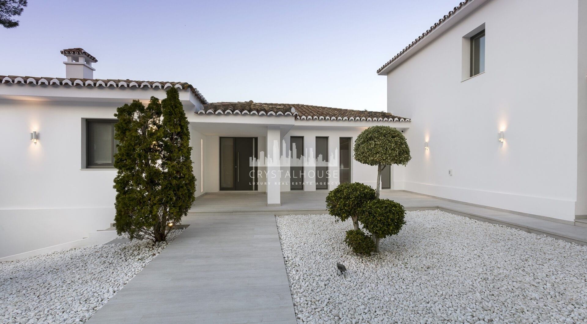 Stunning Villa in Las Brisas, Nueva Andalucía (ang.)