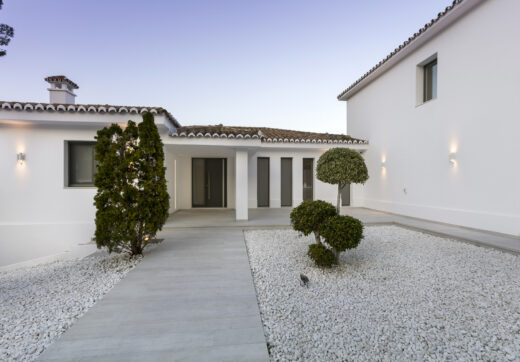 Stunning Villa in Las Brisas, Nueva Andalucía (ang.)