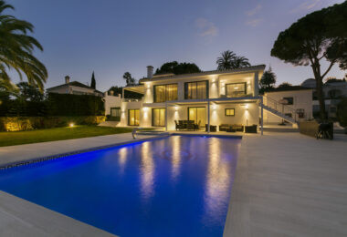 Stunning Villa in Las Brisas, Nueva Andalucía (ang.)