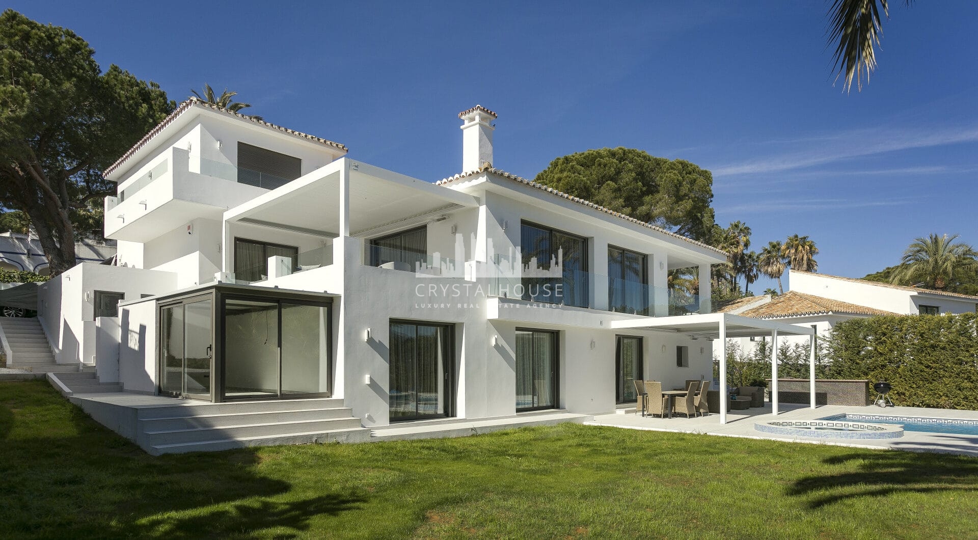 Stunning Villa in Las Brisas, Nueva Andalucía (ang.)