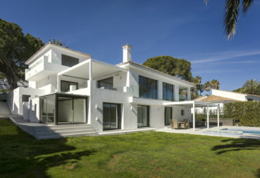 Stunning Villa in Las Brisas, Nueva Andalucía (ang.)