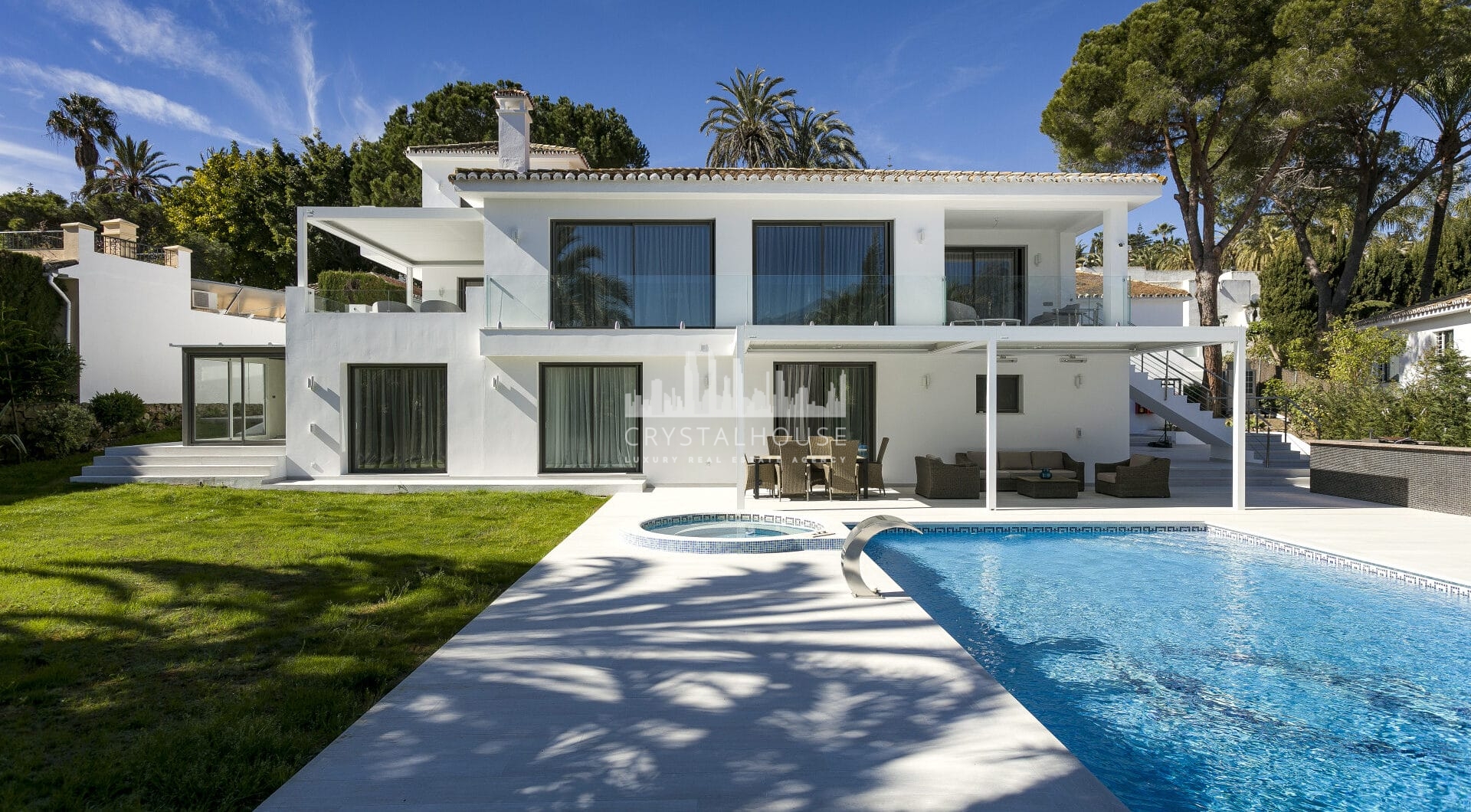 Stunning Villa in Las Brisas, Nueva Andalucía (ang.)