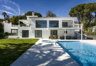 Stunning Villa in Las Brisas, Nueva Andalucía (ang.)