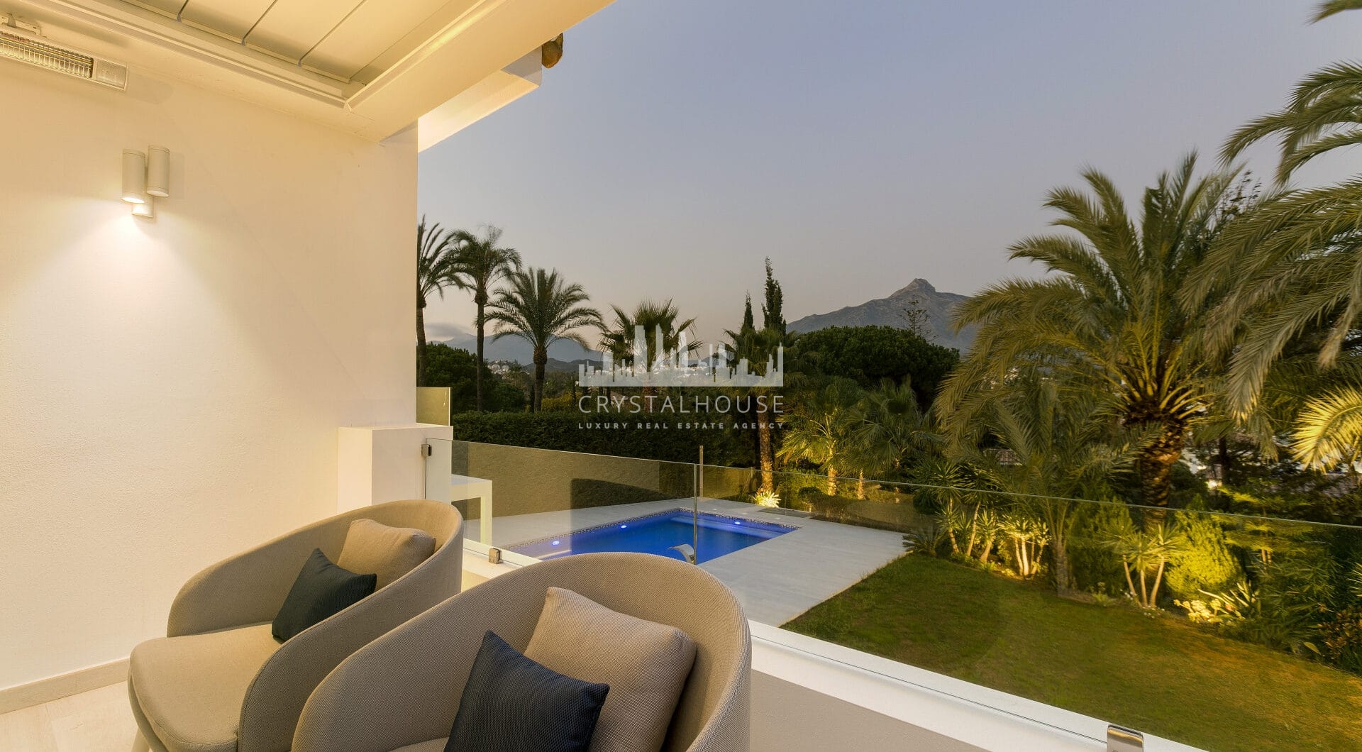 Stunning Villa in Las Brisas, Nueva Andalucía (ang.)