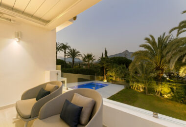 Stunning Villa in Las Brisas, Nueva Andalucía (ang.)