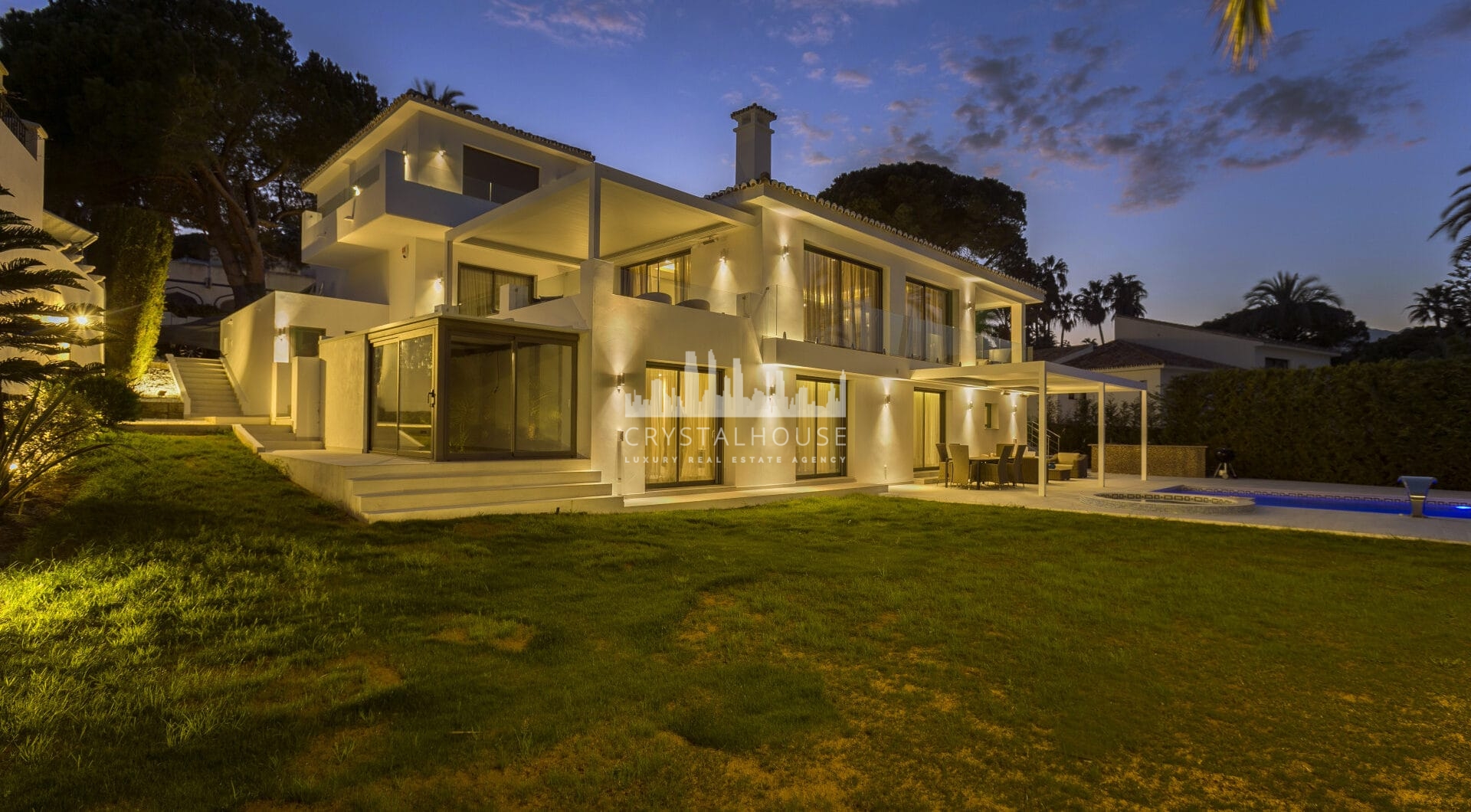 Stunning Villa in Las Brisas, Nueva Andalucía (ang.)