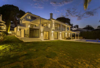 Stunning Villa in Las Brisas, Nueva Andalucía (ang.)