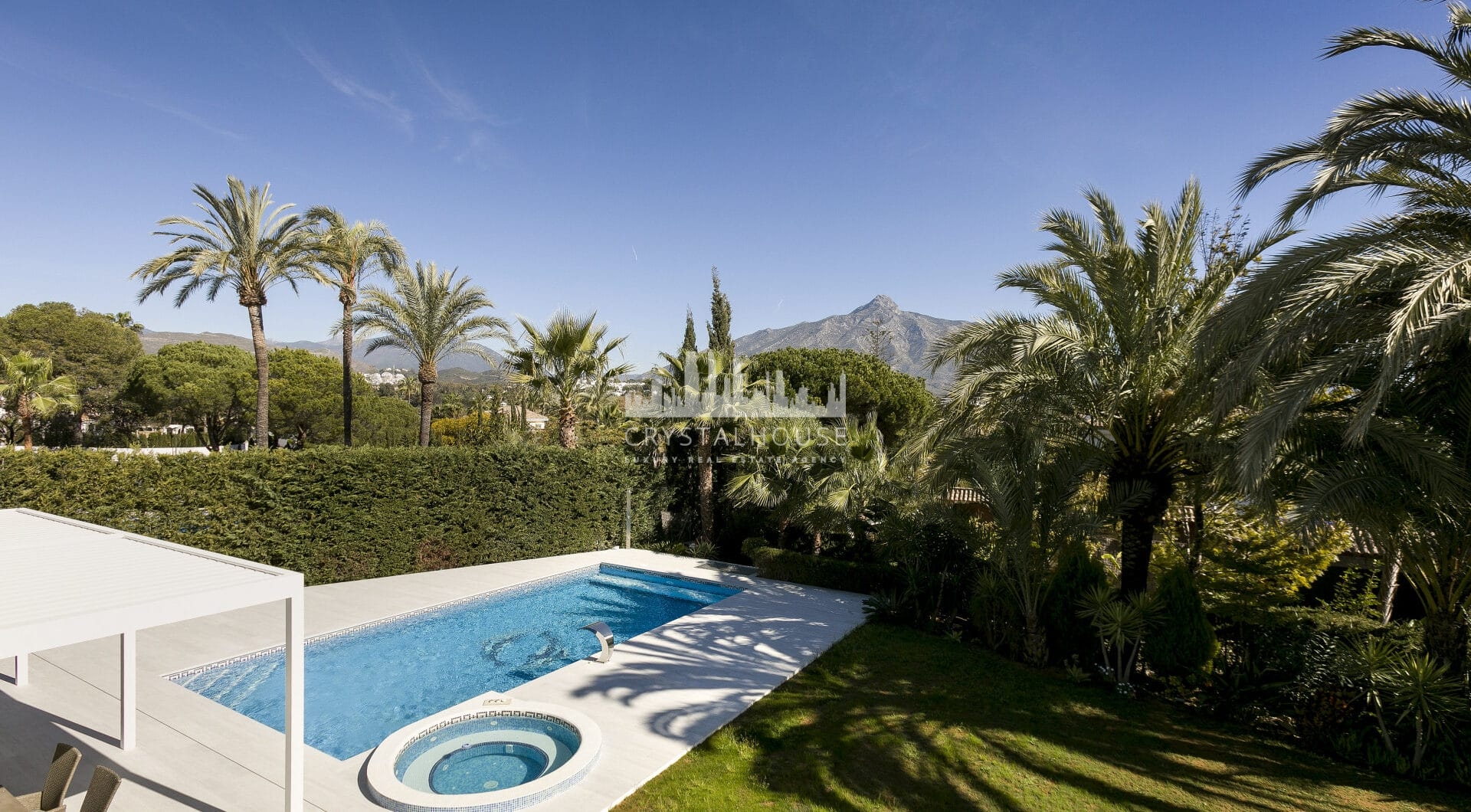 Stunning Villa in Las Brisas, Nueva Andalucía (ang.)