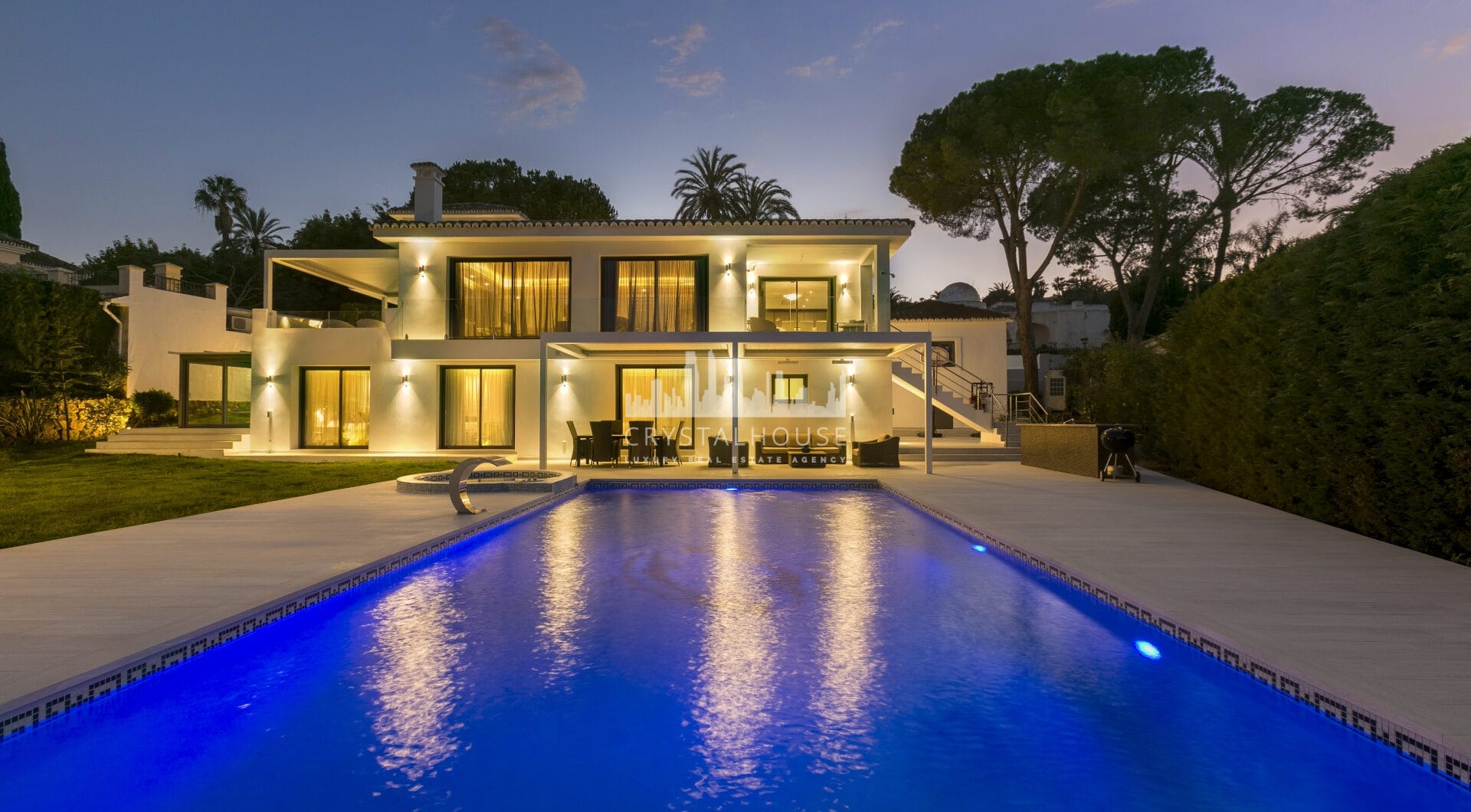 Stunning Villa in Las Brisas, Nueva Andalucía (ang.)