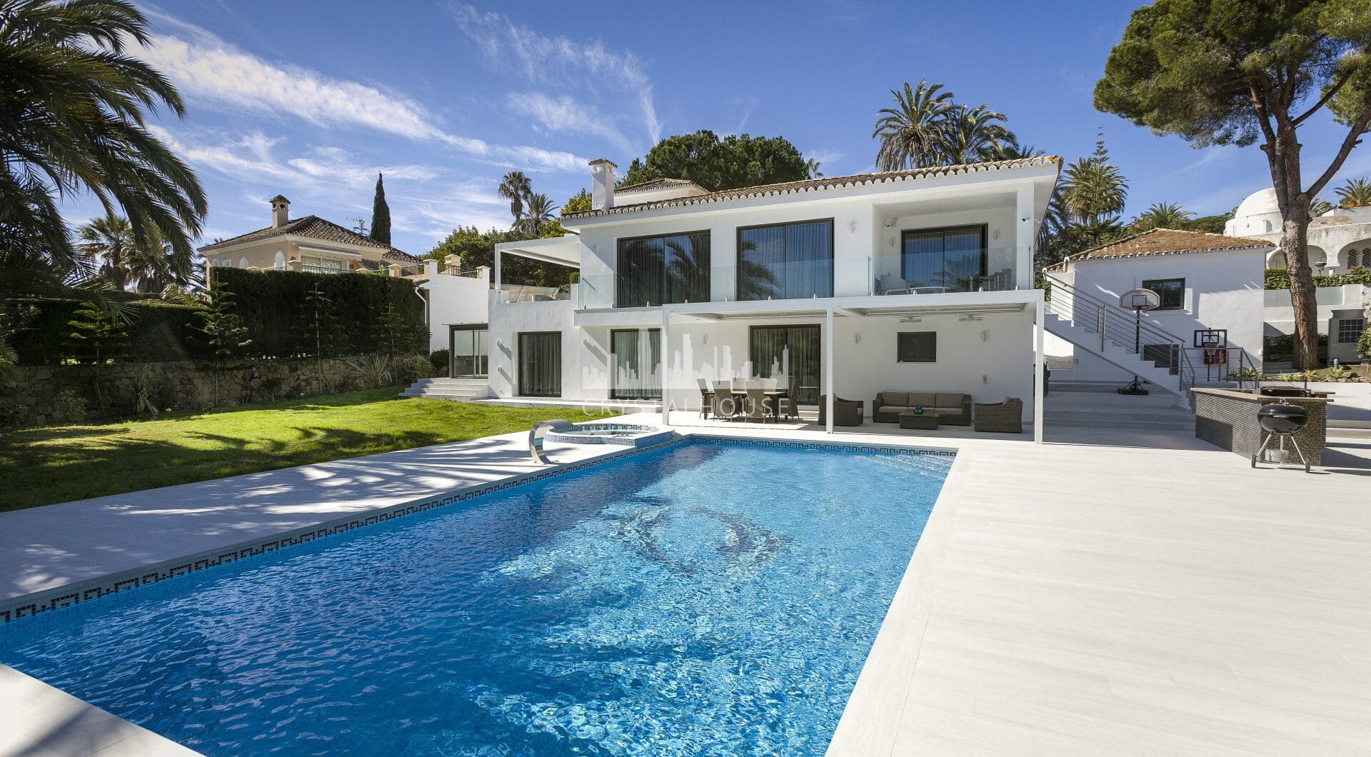 Stunning Villa in Las Brisas, Nueva Andalucía (ang.)