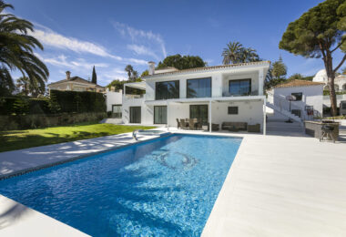 Stunning Villa in Las Brisas, Nueva Andalucía (ang.)