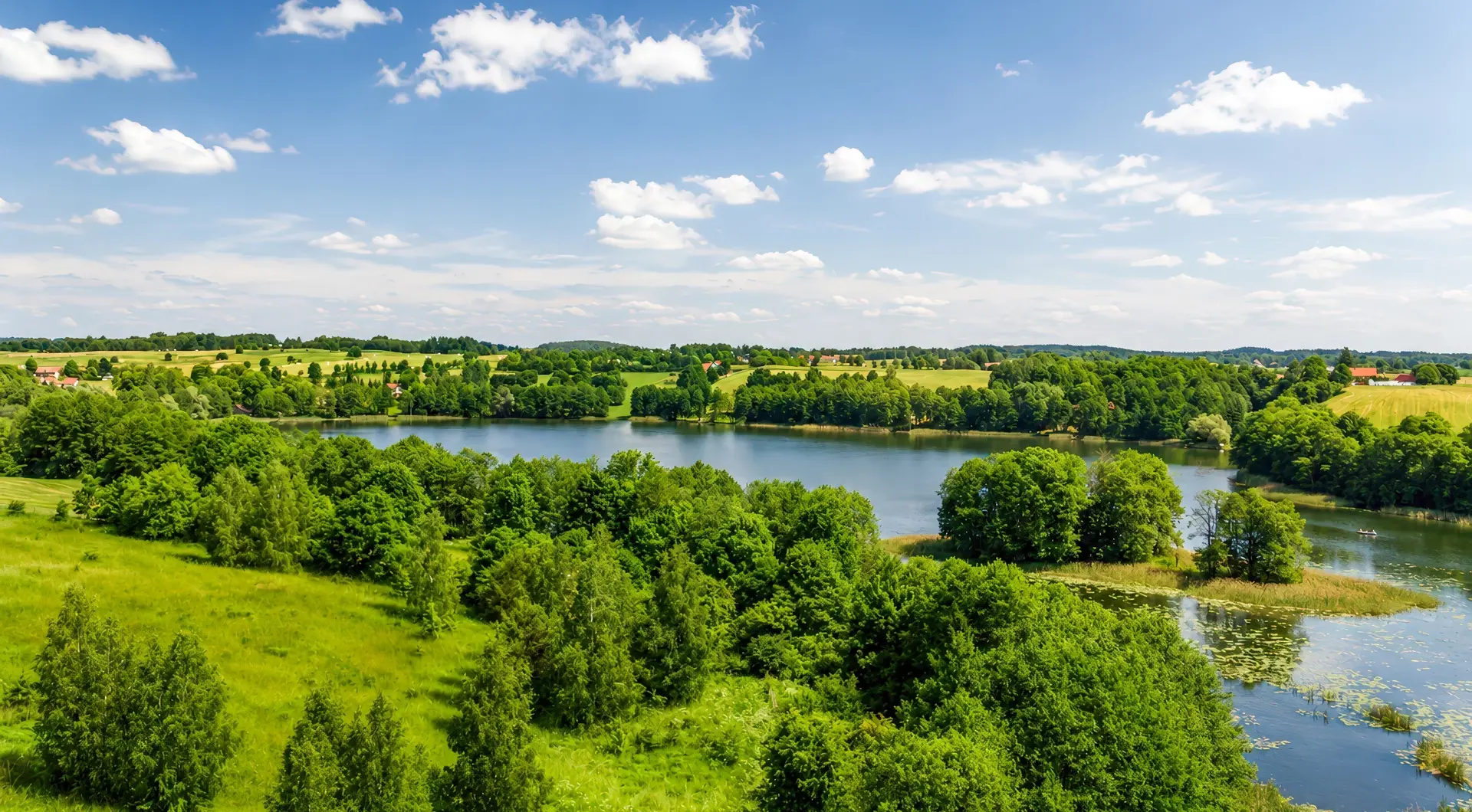 Luksusowa rezydencja na Mazurach z panoramicznym widokiem na jezioro, lasy i zielone wzgórza