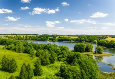 Luksusowa rezydencja na Mazurach z panoramicznym widokiem na jezioro, lasy i zielone wzgórza