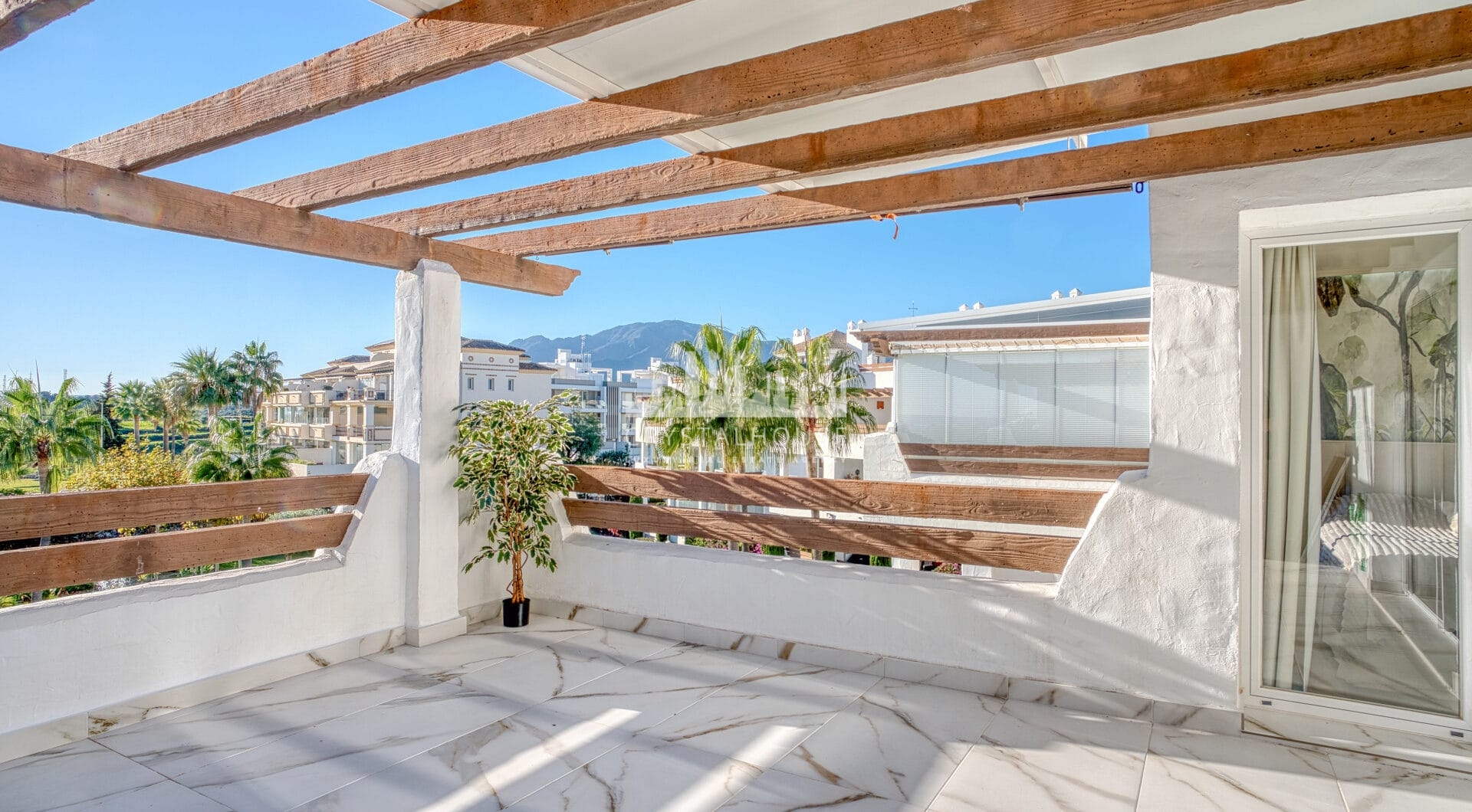 Jasny i przestronny apartament dwupokojowy położony w Selwo Hills, Estepona.