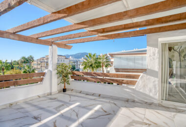 Jasny i przestronny apartament dwupokojowy położony w Selwo Hills, Estepona.