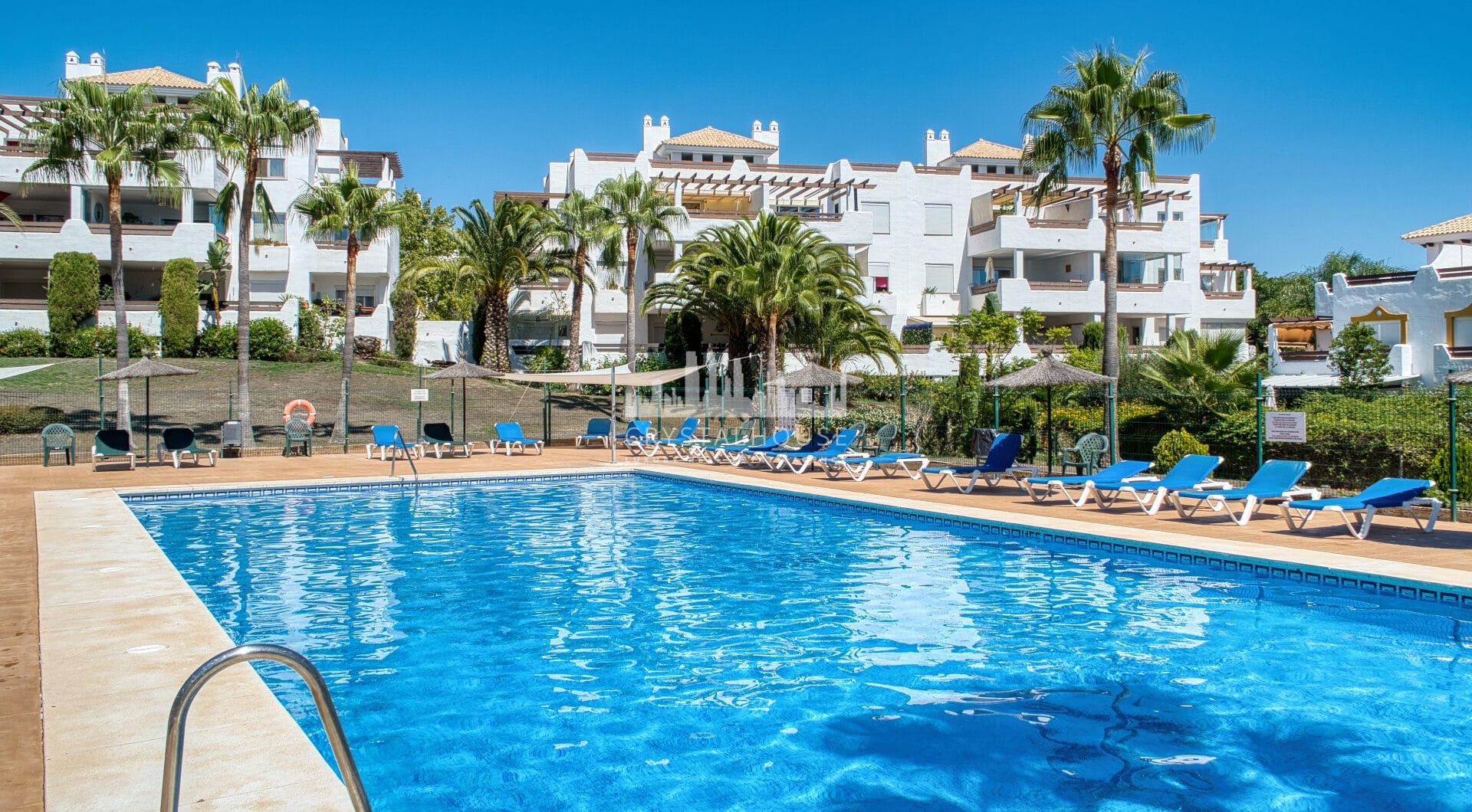 Jasny i przestronny apartament dwupokojowy położony w Selwo Hills, Estepona.