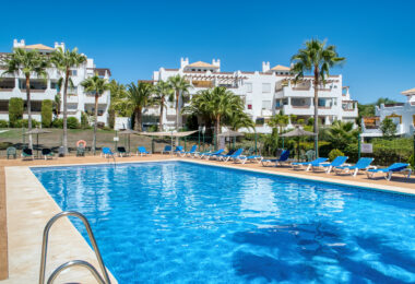 Jasny i przestronny apartament dwupokojowy położony w Selwo Hills, Estepona.