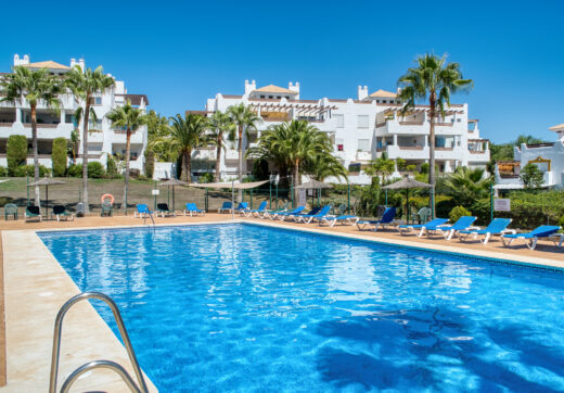 Jasny i przestronny apartament dwupokojowy położony w Selwo Hills, Estepona.