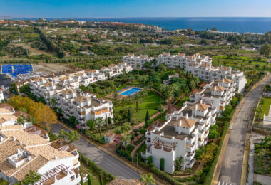 Jasny i przestronny apartament dwupokojowy położony w Selwo Hills, Estepona.