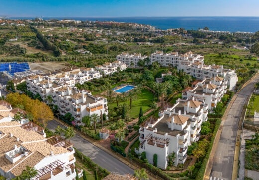 Jasny i przestronny apartament dwupokojowy położony w Selwo Hills, Estepona.