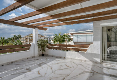 Jasny i przestronny apartament dwupokojowy położony w Selwo Hills, Estepona.