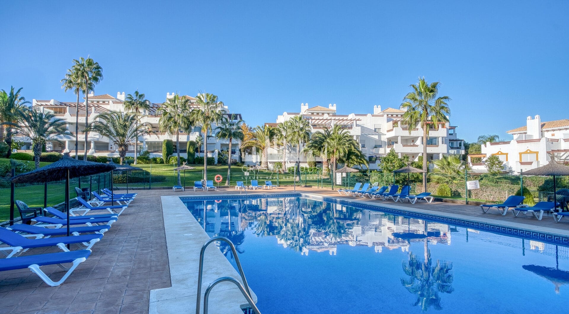 Jasny i przestronny apartament dwupokojowy położony w Selwo Hills, Estepona.