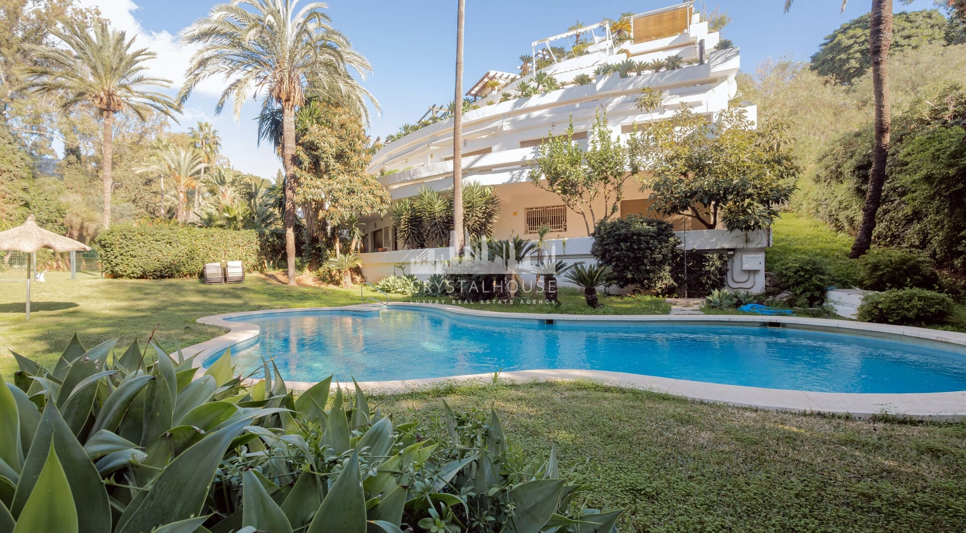 Spektakularny apartament z trzema sypialniami niedawno odnowiony z luksusowym designem i luksusowych cech, w Kings Hills, na Golden Mile Marbella