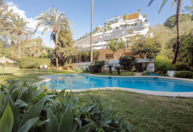 Spektakularny apartament z trzema sypialniami niedawno odnowiony z luksusowym designem i luksusowych cech, w Kings Hills, na Golden Mile Marbella